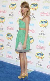 Taylor Swift feet photo thumbnail