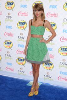 Taylor Swift feet photo thumbnail