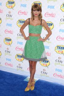 Taylor Swift feet photo thumbnail