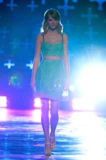 Taylor Swift feet photo thumbnail