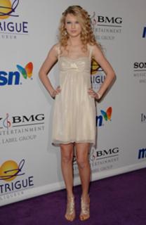 Taylor Swift feet photo thumbnail
