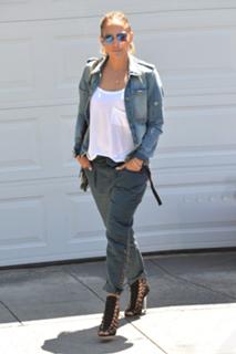 Jennifer Lopez feet photo thumbnail