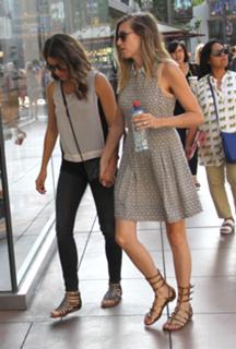 Nikki Reed feet photo thumbnail