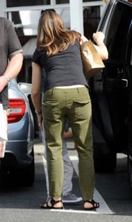 Jennifer Garner feet photo thumbnail