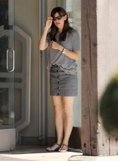 Jennifer Garner feet photo thumbnail