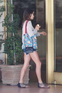 Nikki Reed feet photo thumbnail