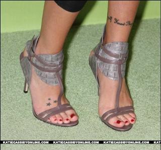 Katie Cassidy feet photo thumbnail