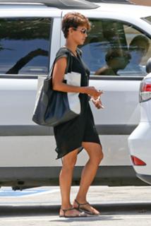 Halle Berry feet photo thumbnail