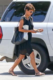 Halle Berry feet photo thumbnail