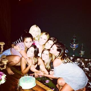 Selena Gomez feet photo thumbnail