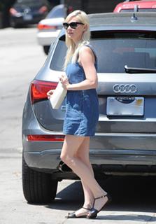 Kirsten Dunst feet photo thumbnail