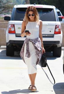 Vanessa Hudgens feet photo thumbnail