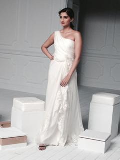 Sonam Kapoor feet photo thumbnail