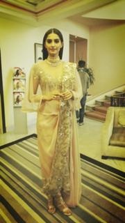 Sonam Kapoor feet photo thumbnail