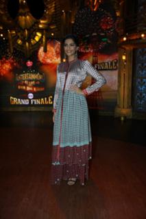 Sonam Kapoor feet photo thumbnail