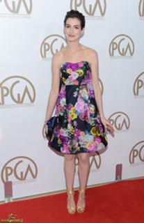 Anne Hathaway feet photo thumbnail
