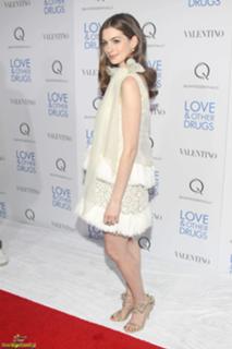 Anne Hathaway feet photo thumbnail