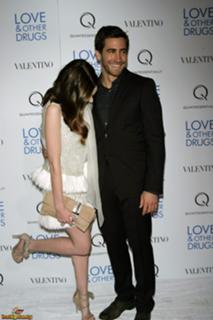 Anne Hathaway feet photo thumbnail