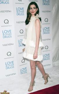 Anne Hathaway feet photo thumbnail