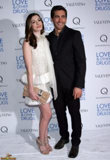 Anne Hathaway feet photo thumbnail