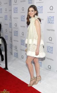 Anne Hathaway feet photo thumbnail