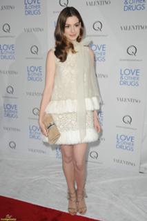 Anne Hathaway feet photo thumbnail