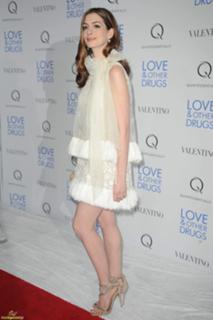 Anne Hathaway feet photo thumbnail