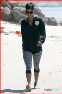Halle Berry feet photo thumbnail