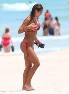 Jennifer Nicole Lee feet photo thumbnail