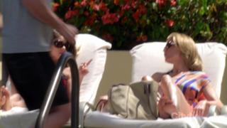 Sarah Hyland feet photo thumbnail