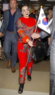 Lady Gaga feet photo thumbnail