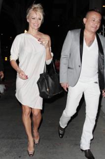 Pamela Anderson feet photo thumbnail