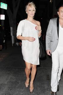 Pamela Anderson feet photo thumbnail