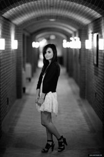 Demi Lovato feet photo thumbnail