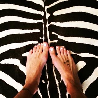 Katie Cassidy feet photo thumbnail