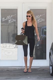 Rosie Huntington-Whiteley feet photo thumbnail