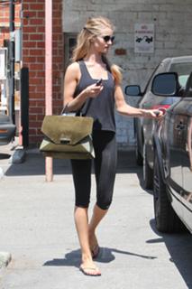 Rosie Huntington-Whiteley feet photo thumbnail