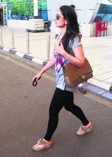 Kareena Kapoor feet photo thumbnail