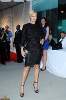 Charlize Theron feet photo thumbnail