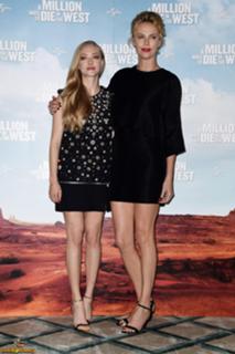 Charlize Theron feet photo thumbnail