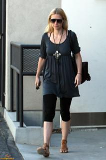 Gwyneth Paltrow feet photo thumbnail