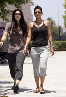 Halle Berry feet photo thumbnail