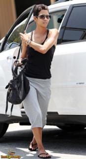 Halle Berry feet photo thumbnail