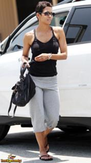 Halle Berry feet photo thumbnail