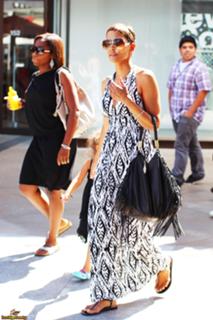 Halle Berry feet photo thumbnail