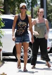 Halle Berry feet photo thumbnail