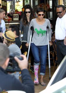 Halle Berry feet photo thumbnail