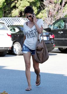 Halle Berry feet photo thumbnail