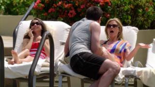 Sarah Hyland feet photo thumbnail