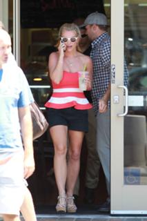 Britney Spears feet photo thumbnail